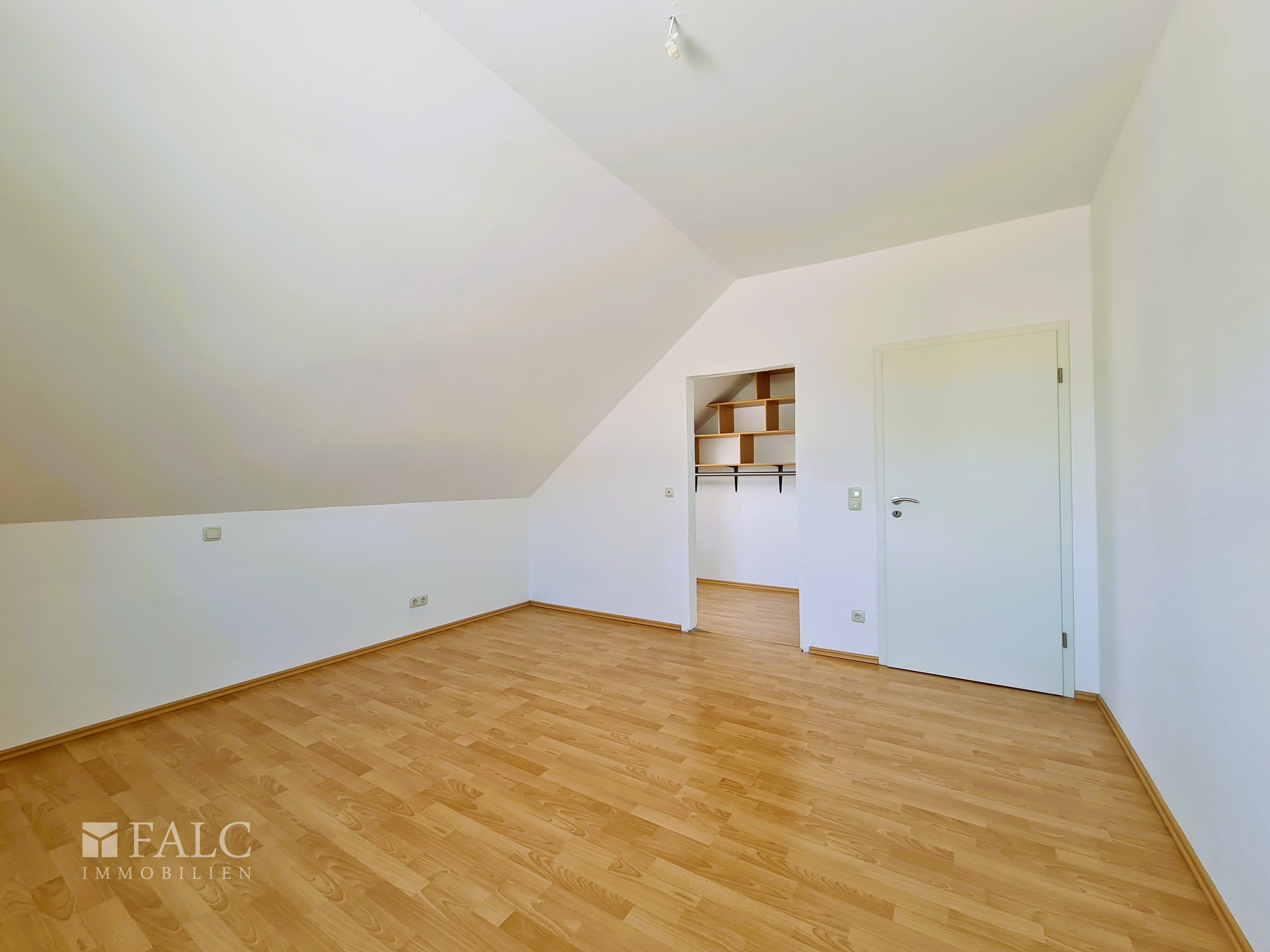 Schlafzimmer mit Ankleideraum